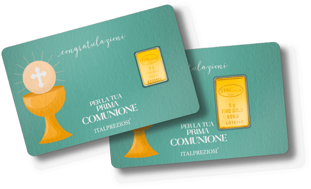 Due biglietti di Compleanno verde acqua con illustrazione del calice e dell'ostia in oro e "PER LA TUA PRIMA COMUNIONE", ciascuno con un lingotto d'oro di Italpreziosi, perfetti come regalo per la Prima Comunione.