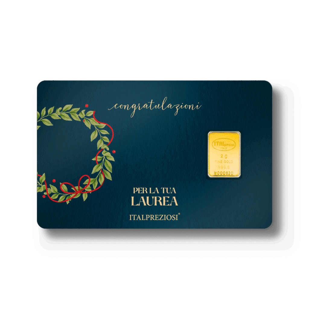 La tessera di laurea presenta un disegno blu scuro con una barra dorata a destra, una corona di fiori a sinistra e un testo italiano in bianco e oro: "Congratulazioni" e "Per la tua laurea. Italpreziosi".