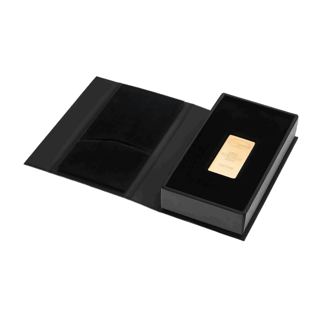 Il Lingotto Oro 250gr è un cofanetto nero con un lingotto d'oro all'interno, esposto in un astuccio a libro aperto con un interno foderato in velluto e una tasca sul lato sinistro.