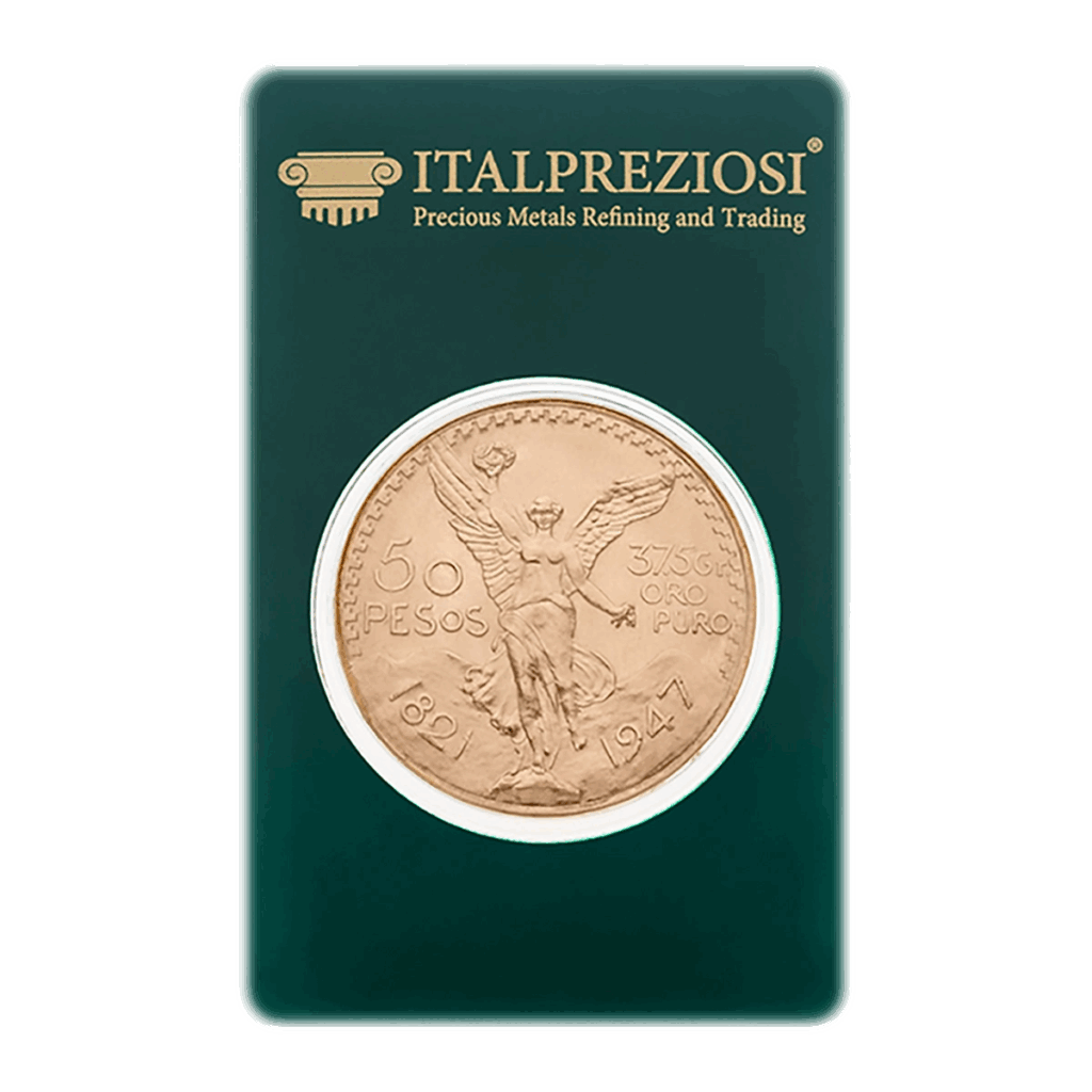 Una moneta d'oro da 50 Pesos del Messico con la Vittoria alata è mostrata nella confezione verde Italpreziosi con la dicitura Precious Metals Refining and Trading.