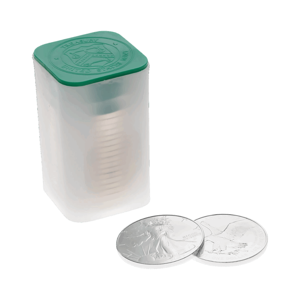 Un tubo di plastica traslucida con coperchio verde contiene monete d'argento American Eagle impilate, mentre due monete d'argento dal design intricato sono esposte davanti su uno sfondo bianco.