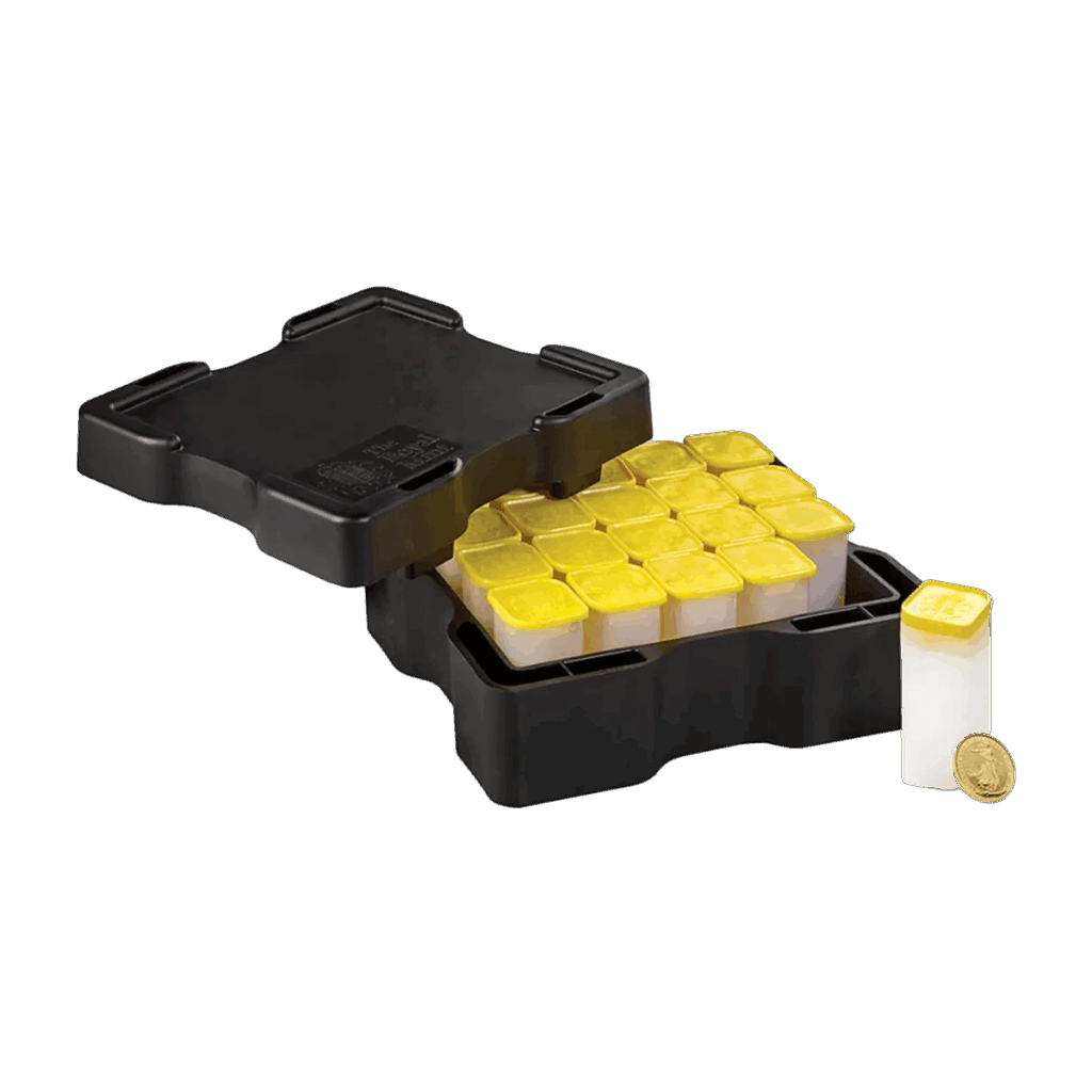 Una custodia di plastica nera aperta mostra pile di tubi di monete d'oro Britannia Oro 2025 - Re Carlo III da 1/4 di oz all'interno, con un tubo e una singola moneta d'oro posizionati all'esterno della custodia.