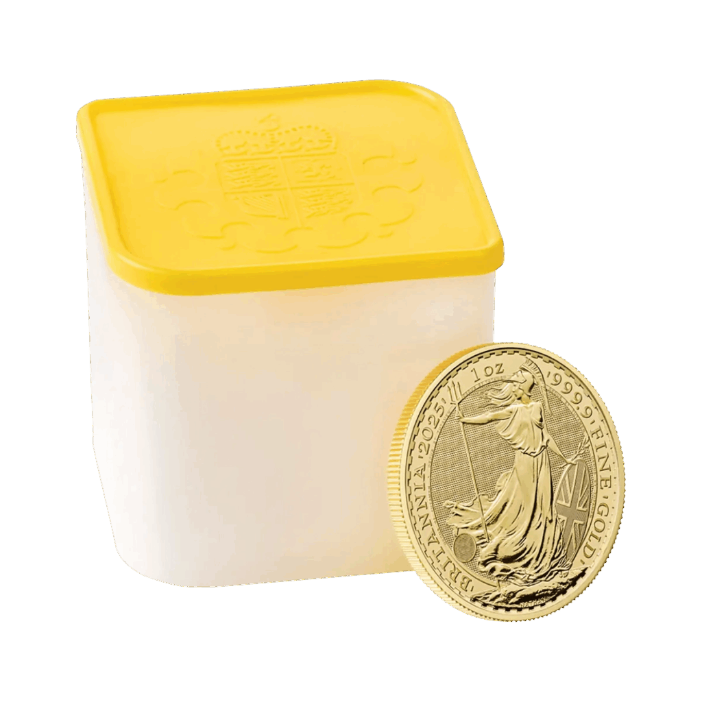 Una moneta d'oro, con l'etichetta "1 oz Britannia Oro 2025 - Re Carlo III", raffigurante una figura in piedi con uno scudo, è esposta davanti a un contenitore di plastica bianca con coperchio giallo.