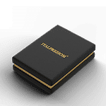 Scatola rettangolare nera chiusa con finiture dorate e scritta "Lingotto Argento 1 Kg" in lettere dorate sul coperchio, su sfondo bianco.