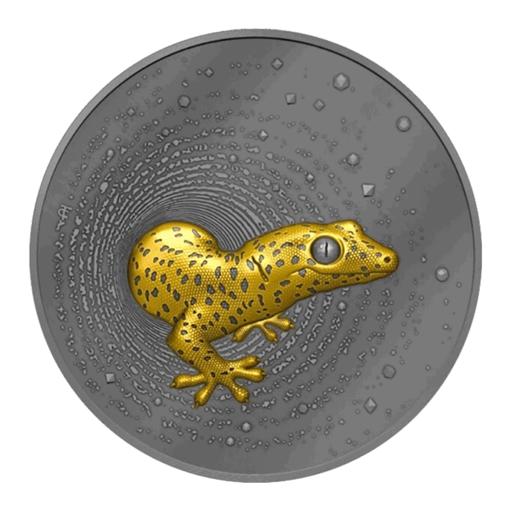 La moneta d'argento Camerun 2023 Geco 2 oz Argento Dorato Scuro UHR mostra un geco color oro in rilievo con macchie nere che si insinuano attraverso un motivo circolare concentrico e strutturato.