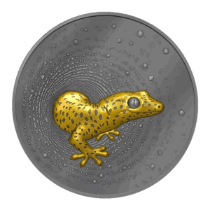 La moneta d'argento Camerun 2023 Geco 2 oz Argento Dorato Scuro UHR mostra un geco color oro in rilievo con macchie nere che si insinuano attraverso un motivo circolare concentrico e strutturato.