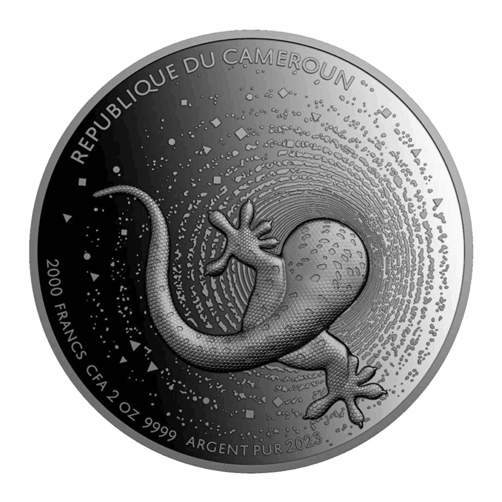 Il Camerun 2023 Geco 2 oz Argento Proof UHR è una moneta d'argento che raffigura un geco dettagliato al centro, con motivi geometrici vorticosi e iscrizioni: "REPUBLIQUE DU CAMEROUN", "2000 FRANCS CFA", "2 OZ 9999 ARGENT PUR" e "2023".