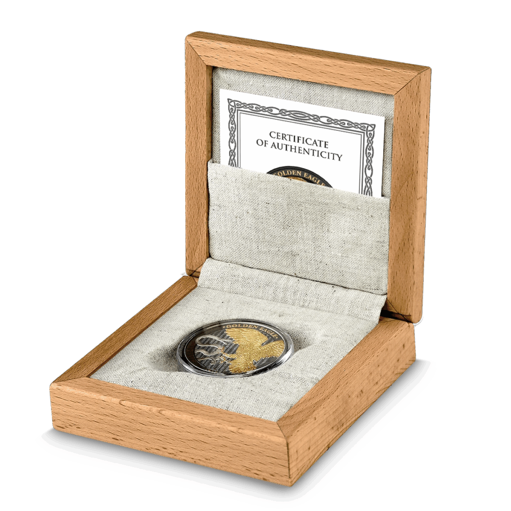 La moneta Prime Bullion - 2024 Malta Golden Eagle 5 Euro 1 oz Argento BU Edizione Limitata è presentata in un cofanetto di legno chiaro rivestito di tessuto beige, con un certificato di autenticità dietro la moneta all'interno dell'astuccio aperto.