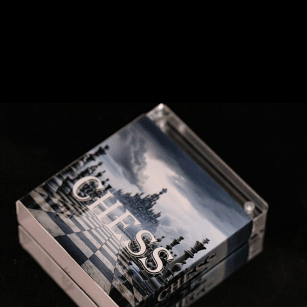 Una scatola di vetro con l'etichetta "Camerun 2024 Scacchi Internazionali 2 oz Argento Finitura Vintage", con una scacchiera e dei pezzi, è esposta su uno sfondo nero.