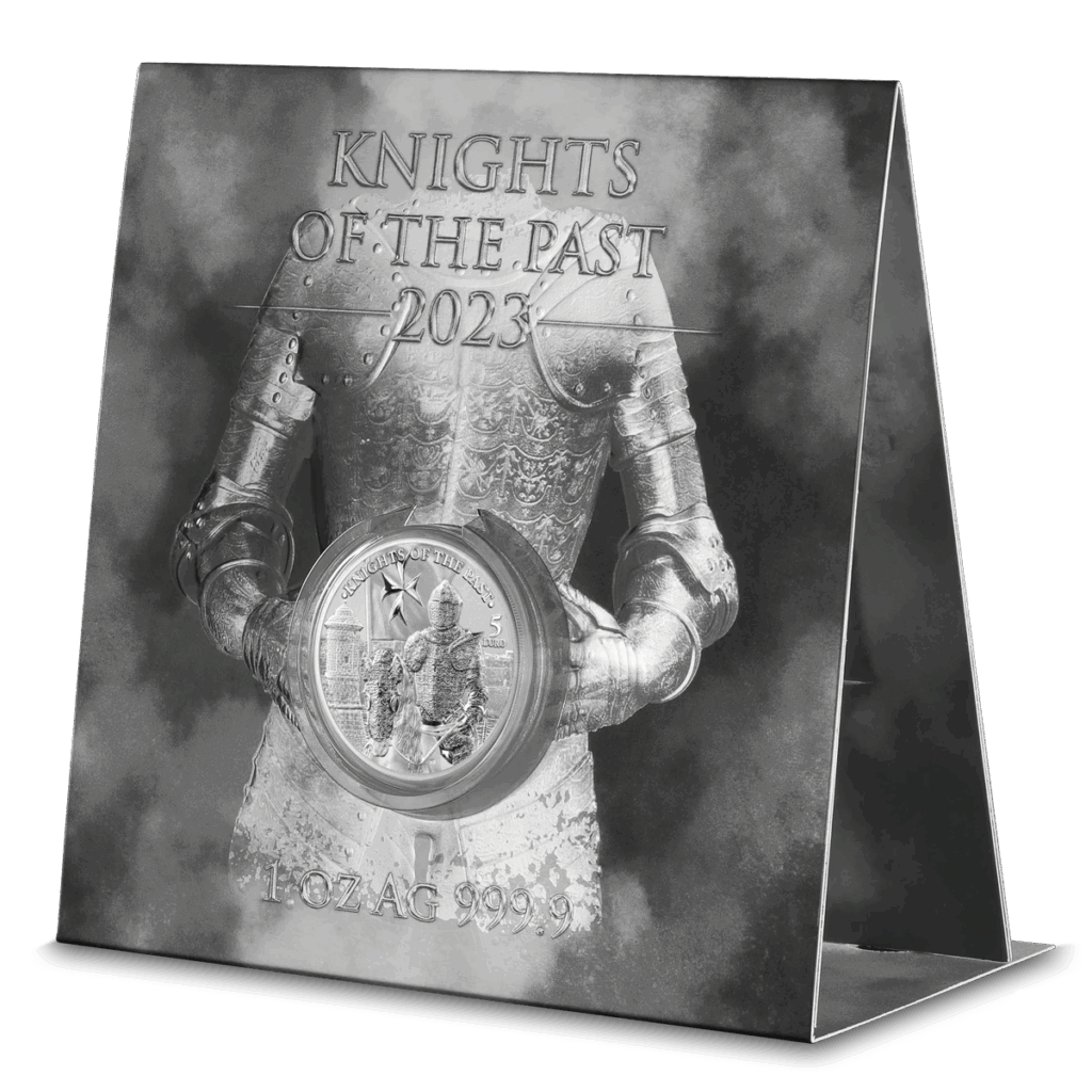 Un espositore mostra un cavaliere medievale in armatura con una moneta d'argento. Sopra è scritto "2023 Cavalieri del Passato" e sotto "5 Euro 1 oz Argento Fior di Conio", il tutto su uno sfondo fumoso e drammatico.
