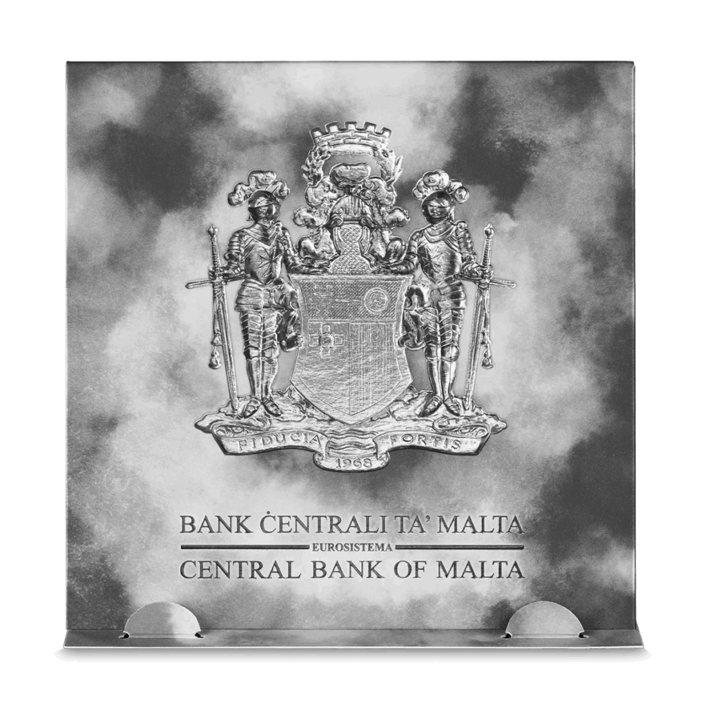 Il 2023 Cavalieri del Passato 5 Euro 1 oz Argento Fior di Conio presenta lo stemma di Malta con due figure corazzate che fiancheggiano lo scudo e una corona con leone sopra, oltre al testo: Bank Ċentrali ta' Malta Eurosistema Central Bank of Malta.