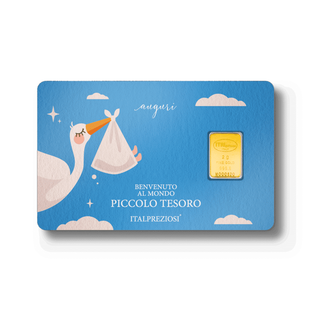 Il biglietto "Nascita bambino" presenta un disegno blu con una cicogna che porta un fagotto tra le nuvole, la scritta "Benvenuto al mondo piccolo tesoro" e un piccolo lingotto d'oro sul lato destro.