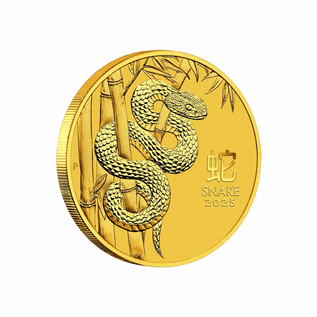 La moneta d'oro da 1/4 di oz Serie Lunar III - Anno del Serpente Oro 2025 raffigura un serpente arrotolato intorno a un bambù, con la scritta "SNAKE 2025" e un carattere cinese sul lato destro.