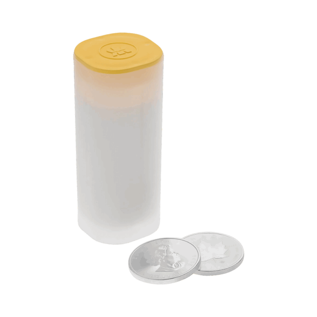 Un tubo di monete d'argento a forma di foglia d'acero con coperchio giallo si trova in posizione verticale accanto a due monete d'argento a forma di foglia d'acero, una con un ritratto e l'altra con il disegno della foglia d'acero.