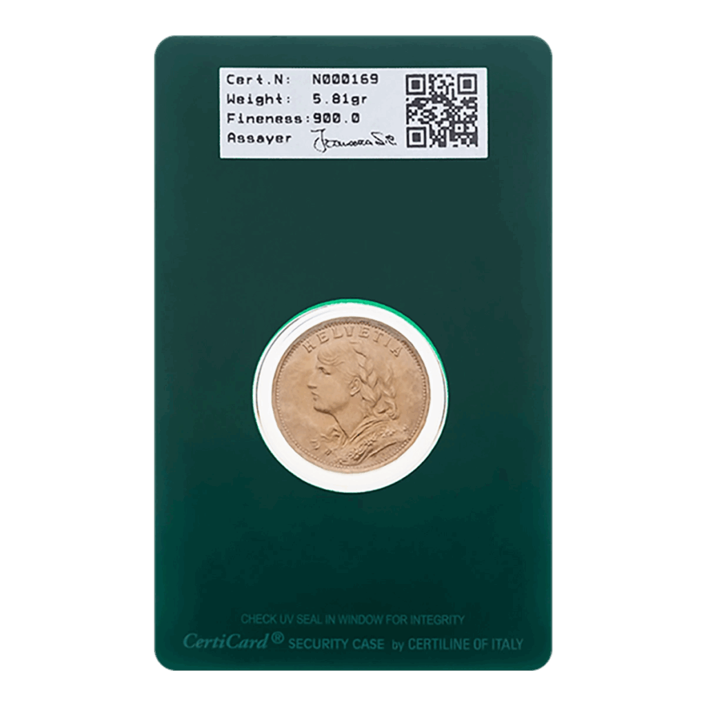 La moneta d'oro Marengo presenta un ritratto di profilo ed è racchiusa in un supporto verde scuro con un'etichetta che riporta il codice QR, il numero di certificato, il peso, la finezza e la firma del saggiatore.