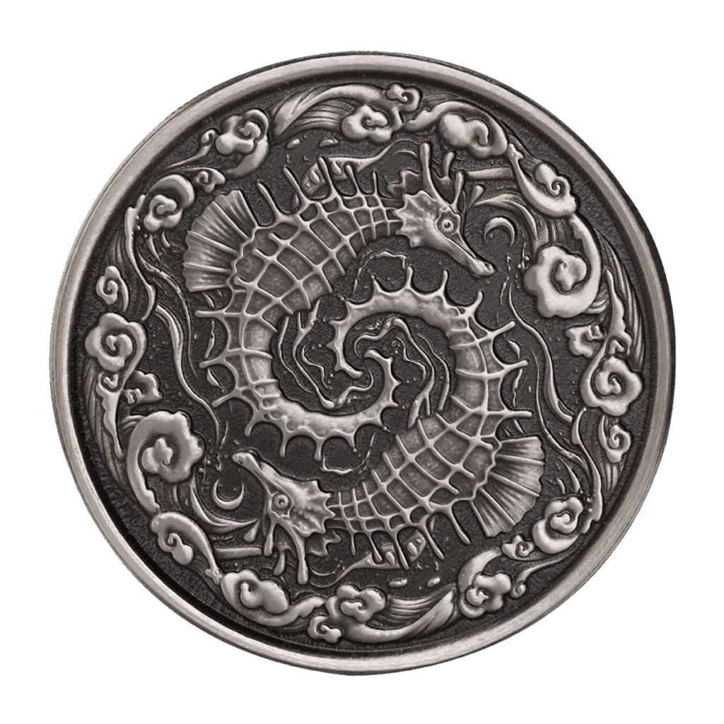 La moneta Samoa 2024 Cavalluccio Marino 1 oz Argento Proof Like Antico mostra due cavallucci marini dettagliati in una spirale, circondati da onde e nuvole vorticose, con un disegno ornato in rilievo e rifinito in argento antico.
