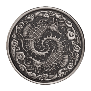 La moneta Samoa 2024 Cavalluccio Marino 1 oz Argento Proof Like Antico mostra due cavallucci marini dettagliati in una spirale, circondati da onde e nuvole vorticose, con un disegno ornato in rilievo e rifinito in argento antico.