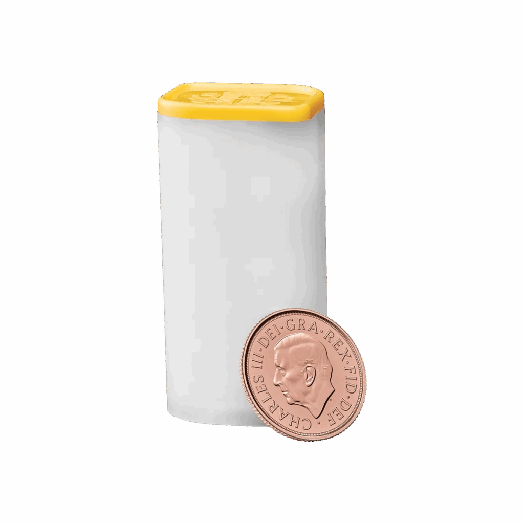 Un contenitore cilindrico bianco con coperchio giallo si trova accanto a una moneta Sterlina d'Oro 2025 - Re Carlo III, che presenta il profilo di Re Carlo III ed è posizionata in verticale, appoggiata al contenitore.