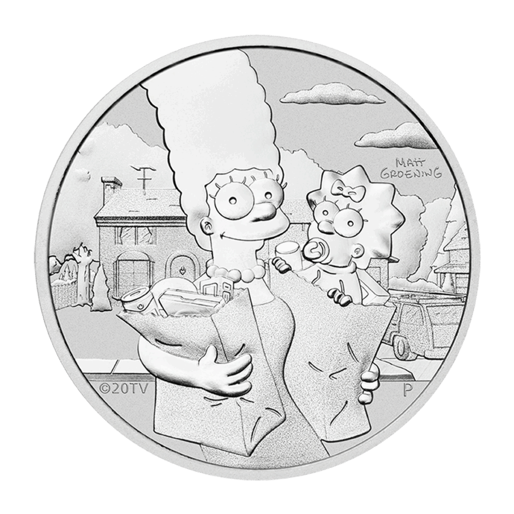 La moneta Tuvalu I Simpson 2021: Marge e Maggie 1 oz Argento Fior di Conio presenta un'immagine incisa di Marge Simpson con in braccio la piccola Maggie e le buste della spesa, sullo sfondo di un quartiere suburbano dei Simpson.