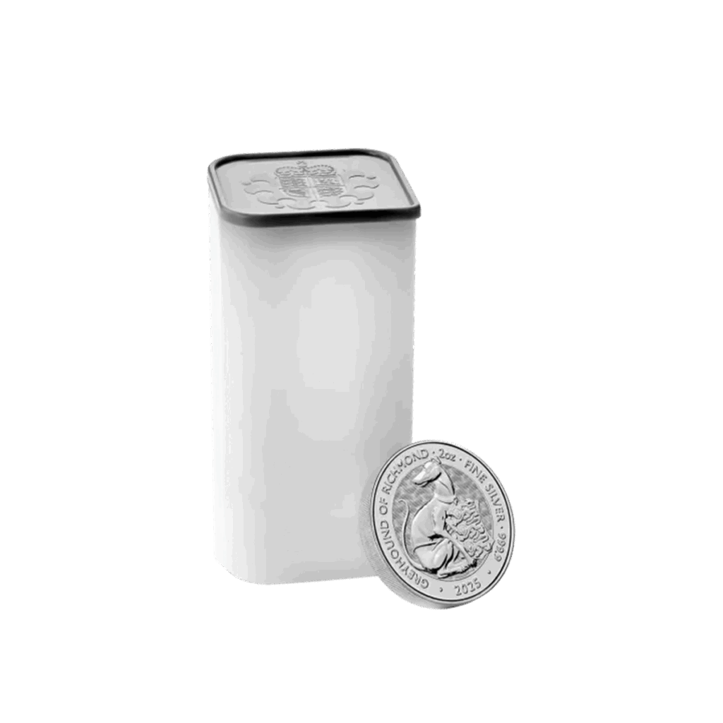 Una moneta da 2 once Tudor Beasts - Levriero di Richmond Argento 2025 si trova accanto a un tubo d'argento con coperchio, entrambi in posizione verticale su sfondo bianco. La moneta presenta un levriero in rilievo e un testo intorno al bordo.