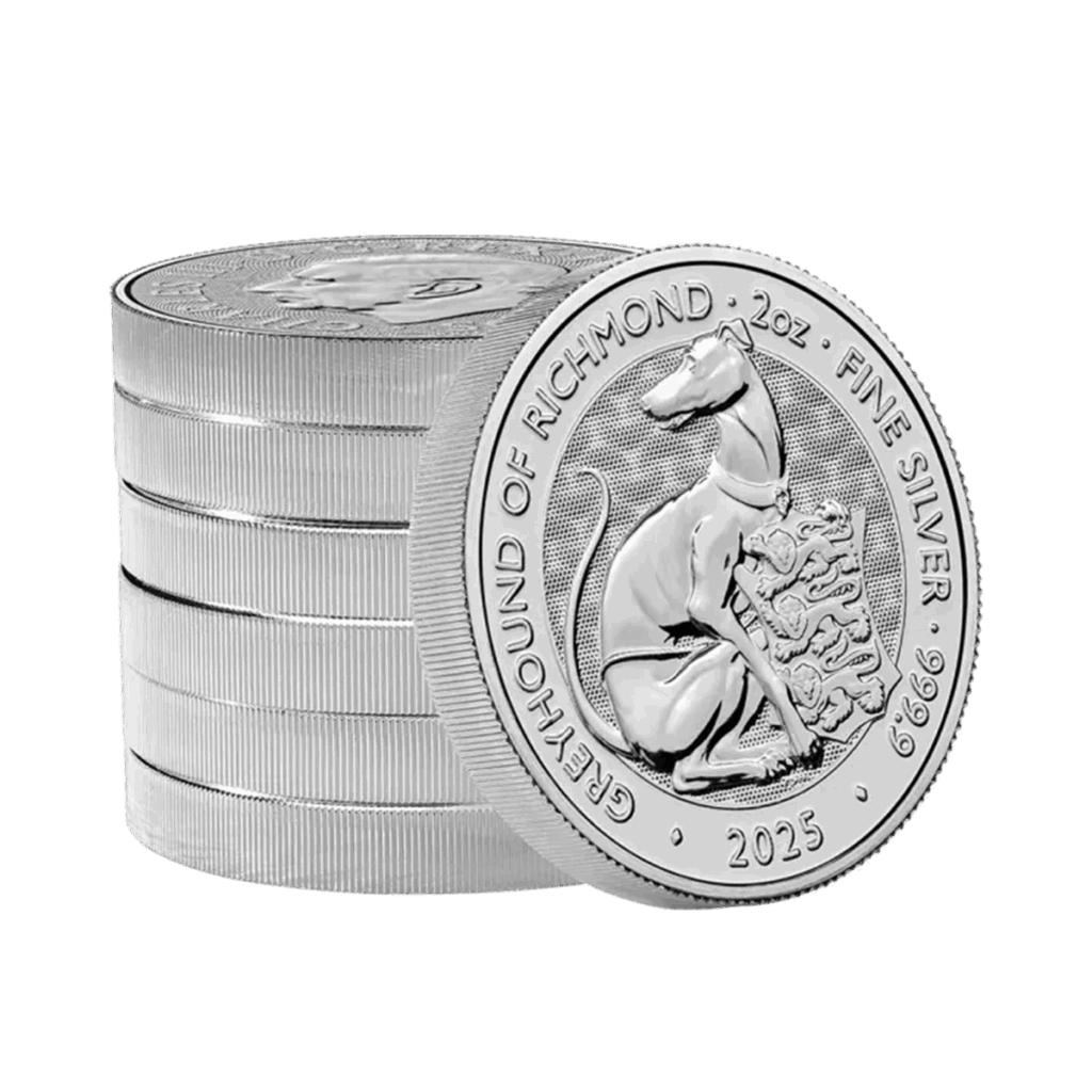 Una pila di monete d'argento, con la moneta frontale che presenta il disegno delle Bestie Tudor da 2 once - Levriero di Richmond Argento 2025: un levriero, uno scudo e le iscrizioni che indicano il peso, la purezza e l'anno.