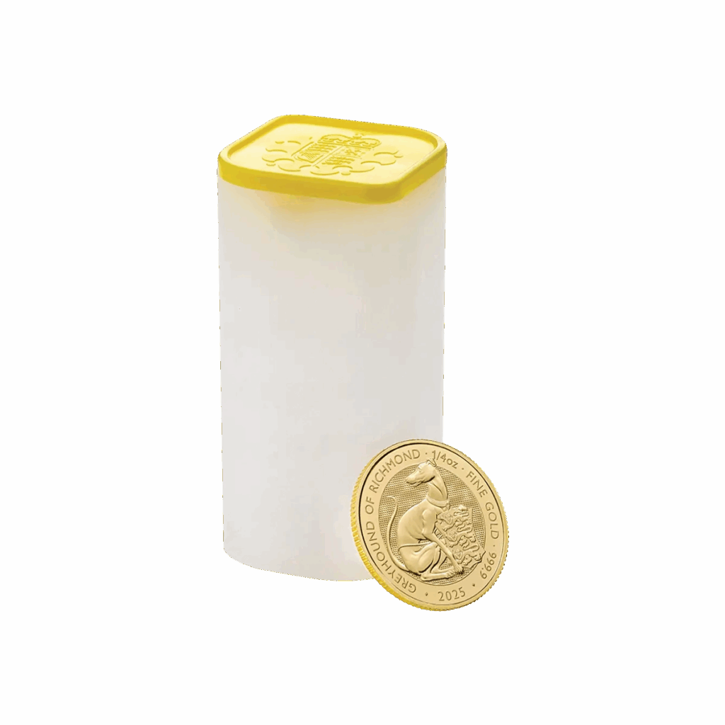 La moneta da 1/4 di oz Tudor Beasts - Levriero di Richmond Oro 2025 con un leone seduto e un testo si trova in posizione verticale davanti a un tubo bianco con un coperchio giallo con il disegno di uno scudo coronato.