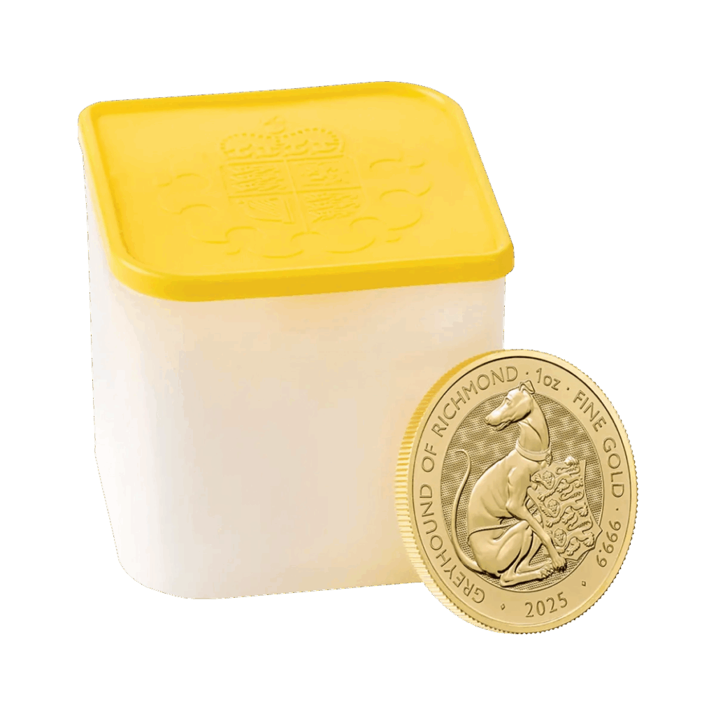 La moneta d'oro da 1 oz Tudor Beasts - Levriero di Richmond Oro 2025, con il disegno di un levriero e iscrizioni dettagliate, è esposta davanti a un contenitore bianco con coperchio giallo.