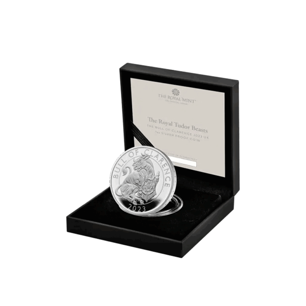 La moneta da 1 oz Tudor Beasts - Toro di Clarence Argento Proof 2023, con il disegno di un toro e l'anno 2023, è esposta in verticale in un cofanetto nero aperto con la scritta The Royal Tudor Beasts by The Royal Mint.