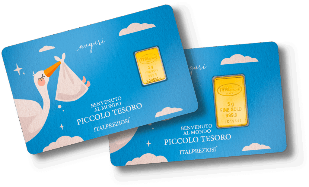 Due carte regalo "Nascita bambino" blu con una cicogna con un fagotto, nuvole bianche e un lingotto d'oro da 5 g incastonato. Ogni biglietto riporta il testo in italiano: "Benvenuto al mondo piccolo tesoro.