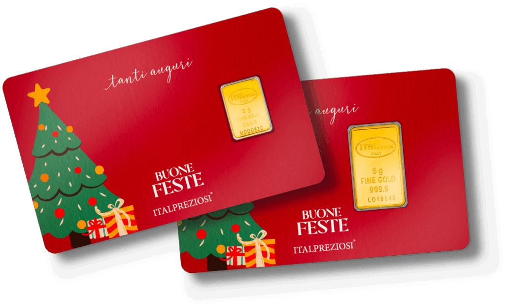 Natale: Set di due cartoline natalizie rosse con un albero di Natale decorato, regali e un lingotto d'oro. Ogni biglietto riporta la scritta "Tanti auguri" o "Buone feste" con il logo Italpreziosi.
