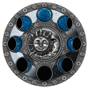 Il Calendario Lunare 2 Dollari presenta un'illustrazione circolare con i volti del sole e della luna al centro, circondati da fasi lunari blu e nere, simboli zodiacali e motivi ornamentali su uno sfondo argentato.